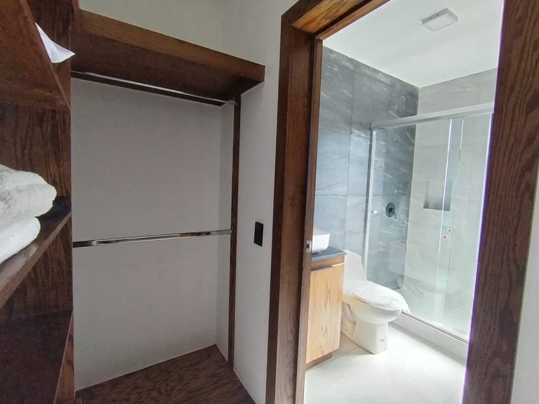 Clóset y baño del departamento muestra Urban Loft 511