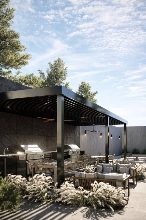 Rooftop con pérgola negra, cocina exterior, comedor y jardineras ornamentales bajo cielo azul