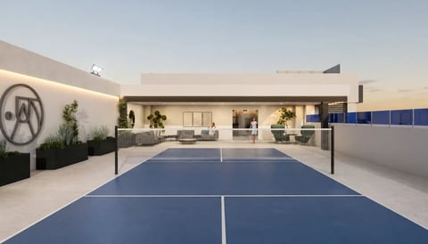 Cancha de pickleball en el rooftop de Arïe Urban Living, con sala lounge y plantas decorativas