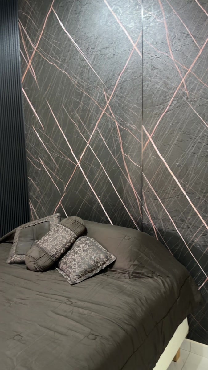 Recámara de London Cantera con cama y muro decorativo geométrico