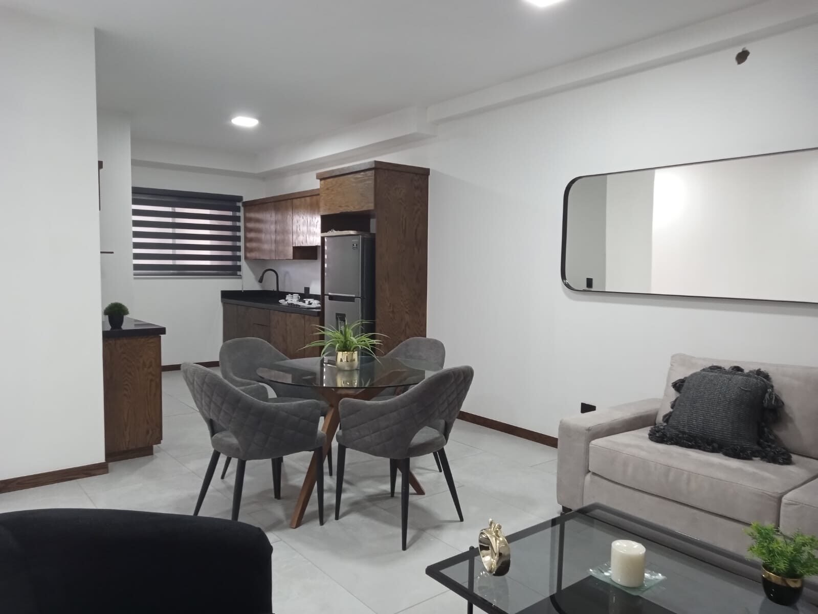 Sala comedor del departamento muestra Urban Loft 511