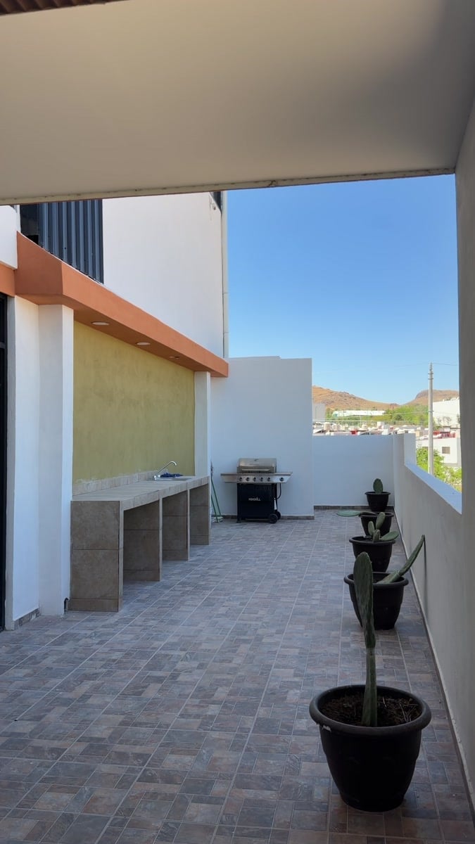 Terraza de London Cantera con asador, jardineras y vista al valle