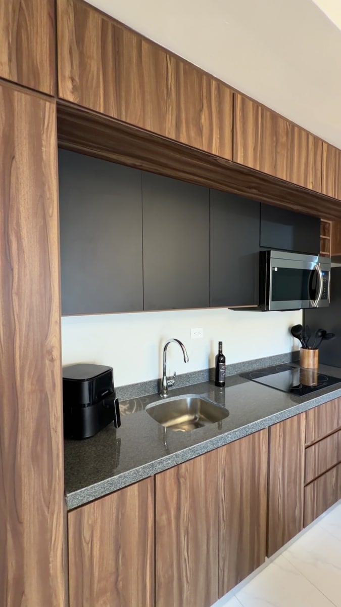 Detalle de cocina integral en London Cantera con carpintería y cubierta